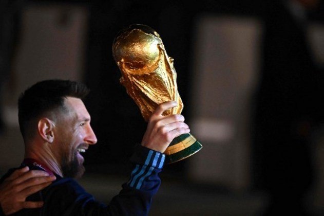 Principal nome da conquista no Catar, Messi foi um dos mais celebrados assim que o avião com o elenco chegou.