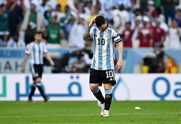 Messi põe a mão na cabeça após a Argentina levar a virada da Arábia Saudita