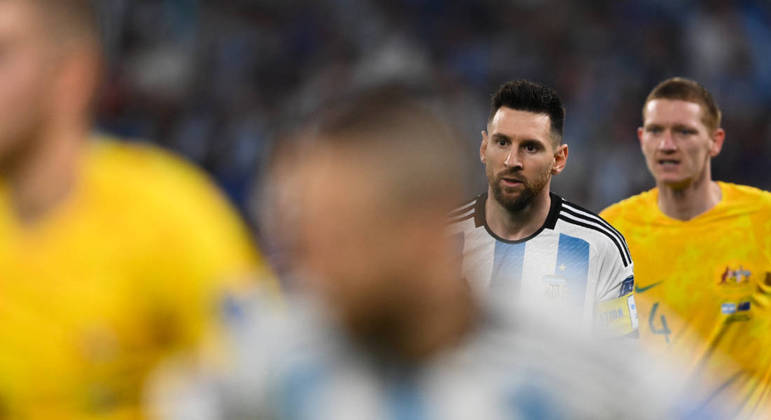 Messi observa uma jogada na partida entre Austrália e Argentina