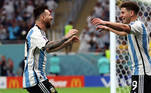 Alvarez (à dir.) comemora com Messi o segundo gol da Argentina