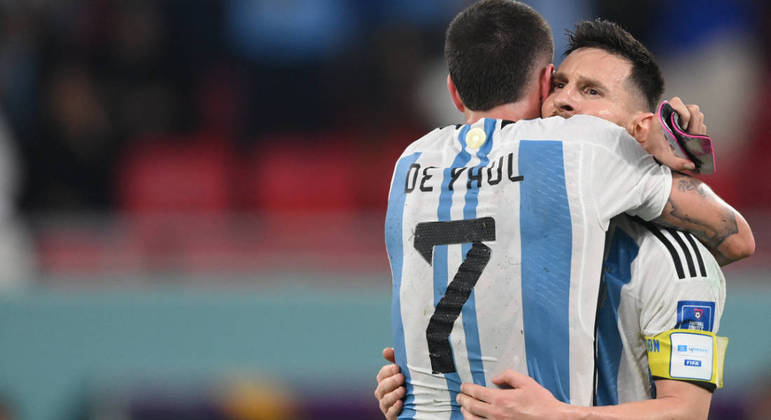 Messi abraça De Paul após a Argentina se classificar para as quartas de final da Copa