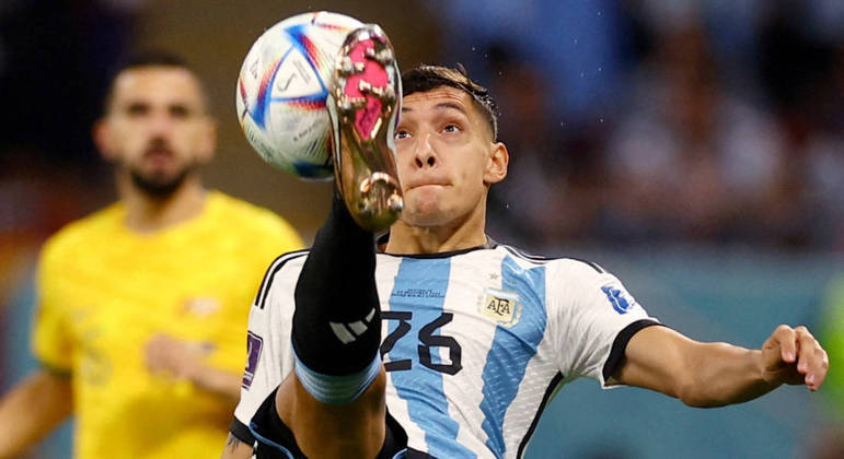 Molina se concentra para chutar a bola