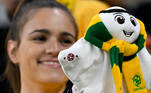 Torcedora australiana leva mascotinha da Copa para ver a partida contra a Argentina