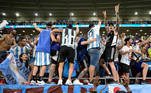 Torcedores argentinos sobem na arquibancada e fazem a festa antes do jogo com a Austrália