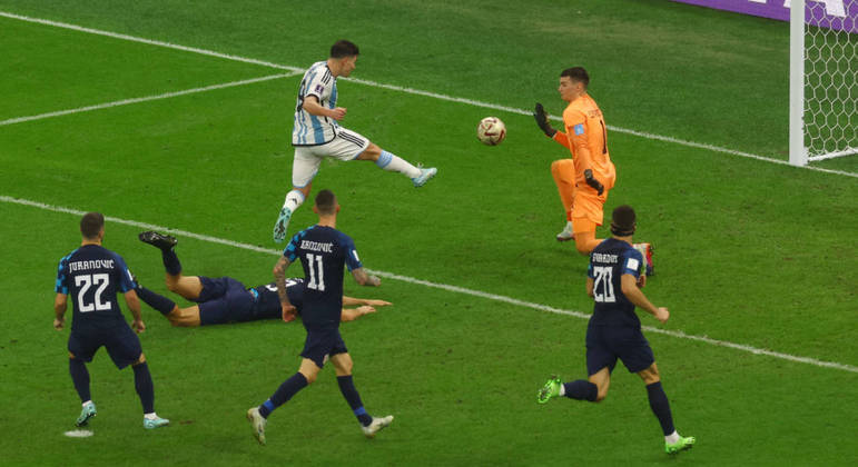 Alvarez marca o segundo gol da Argentina na semifinal contra a Croácia
