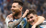 Alvarez comemora com Messi o segundo gol argentino na partida