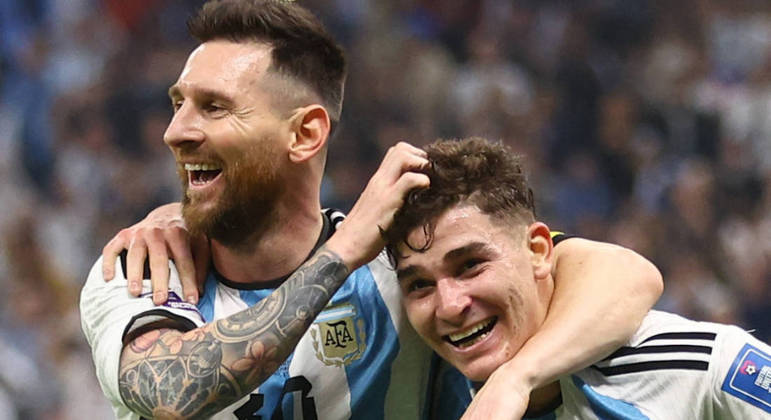 Alvarez comemora com Messi o segundo gol argentino na partida