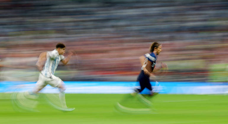 Alvarez corre atrás de Modric na partida entre Argentina e Croácia