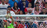 Martinez, goleiro da Argentina, faz uma defesa na frente da torcida da Croácia