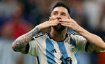 Messi manda beijinhos para a torcida após fazer uma jogadaça no terceiro gol argentino