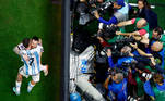 Messi abraça De Paul depois da Argentina marcar pela terceira vez contra a Croácia