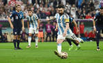 Messi cobra pênalti com categoria e coloca a Argentina na frente do marcador