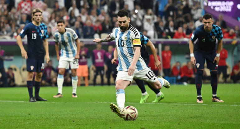 Messi cobra pênalti com categoria e coloca a Argentina na frente do marcador