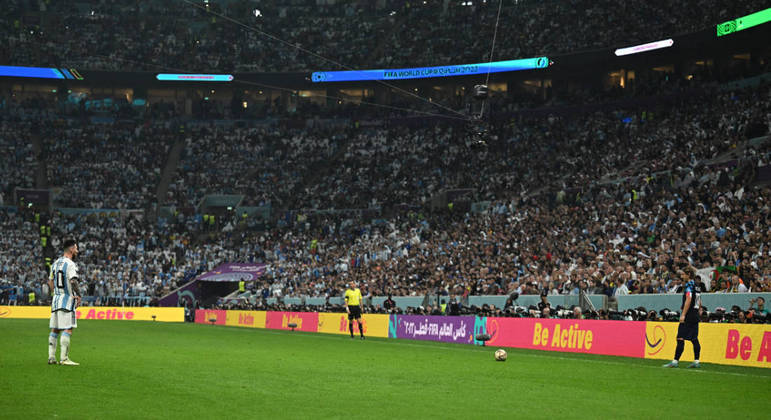 Messi observa Modric cobrar falta na semifinal da Copa do Mundo