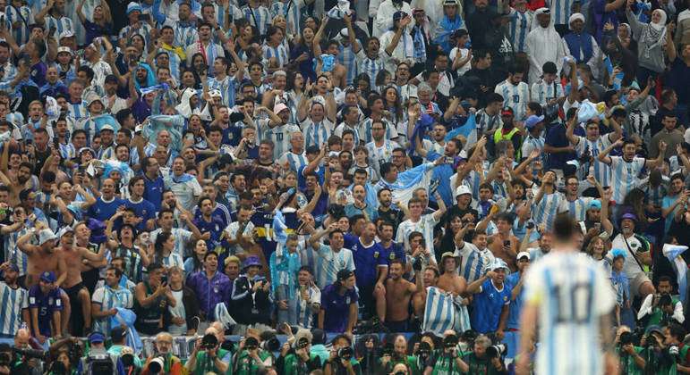 Messi vê a festa da torcida da Argentina com a classificação para a final da Copa do Mundo