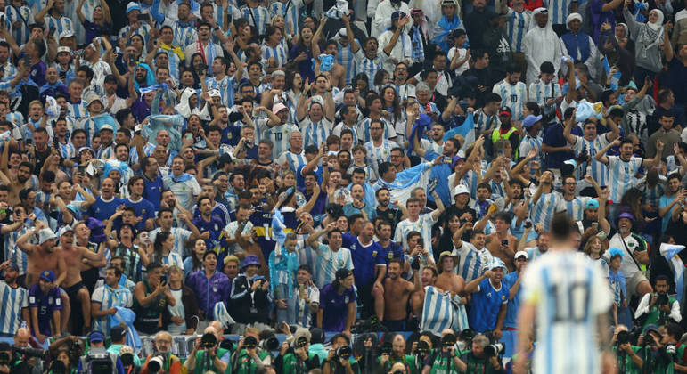 Assista à torcida da Argentina cantando em jogo da Copa