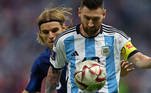 Messi observa a bola em jogada na semifinal entre Argentina e Croácia