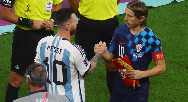Messi e Modric se cumprimentam antes de a bola rolar na semifinal