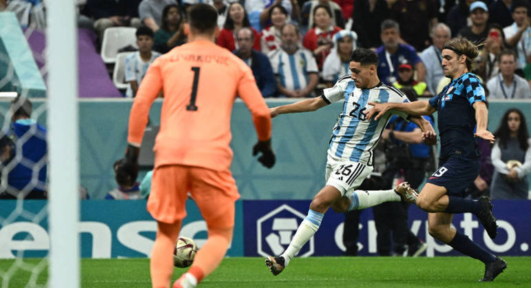 Molina tenta a primeira jogada ofensiva da Argentina na partida