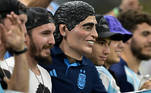 Torcedor usa uma máscara de Maradona para apoiar a Argentina na semifinal contra a Croácia