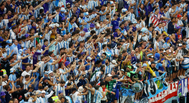 Torcida argentina faz festa no estádio de Lusail