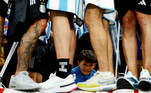 Garotinho chora no meio da torcida da Argentina