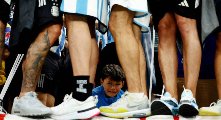Garotinho chora no meio da torcida da Argentina