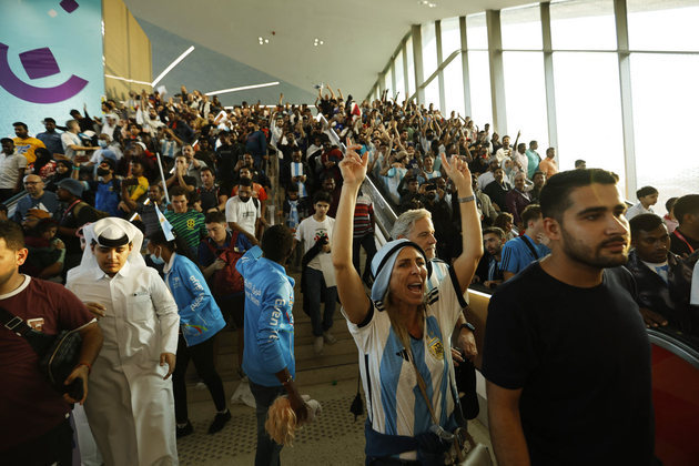A torcida argentina inundou o metrô de Doha. O destino? A final da Copa do Mundo!