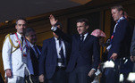 O presidente francês, Emmanuel Macron fez questão de assistir à seleção francesa de pertinho e já chegou ao estádio 