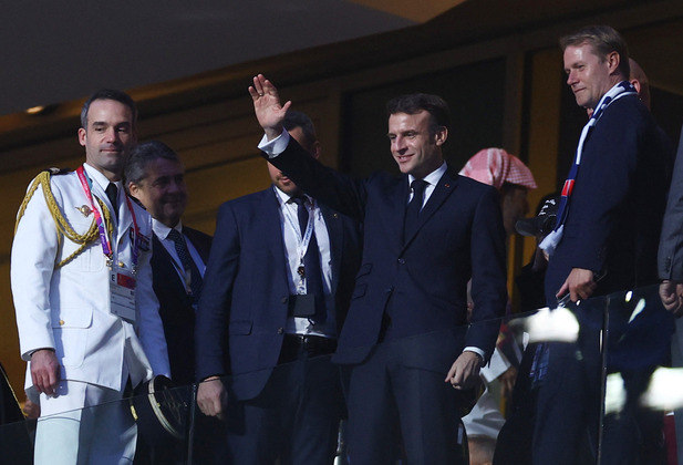 O presidente francês, Emmanuel Macron, fez questão de assistir à seleção francesa de pertinho e já chegou ao estádio 