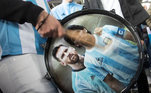 Torcedores argentinos trouxeram instrumentos personalizados com Maradona e Messi para apoiar a seleção de Scaloni nessa final