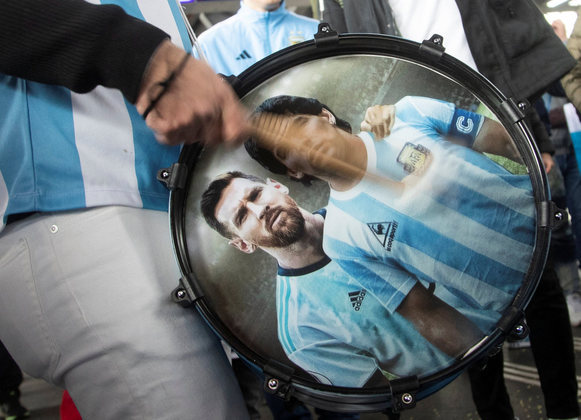 Torcedores argentinos levaram instrumentos personalizados com a figura de Maradona e Messi para apoiar a seleção de Scaloni nesta final