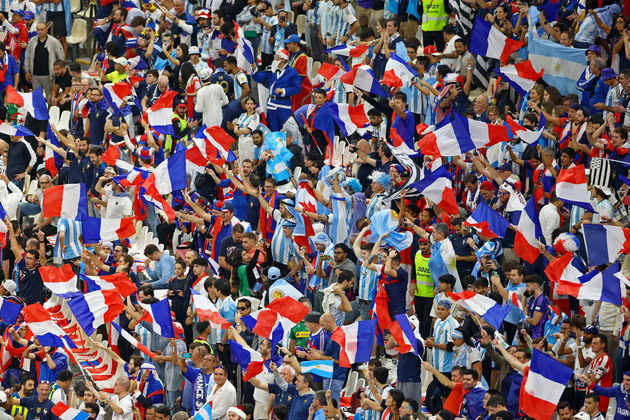 Os torcedores franceses já nas arquibancadas, prontos para apoiar a seleção na busca do tricampeonato