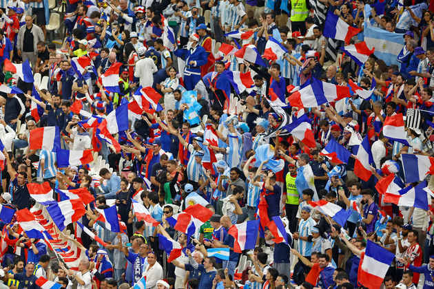 Os torcedores franceses já estão nas arquibancadas prontos para apoiar a seleção na busca do tricampeonato