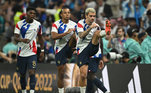 A seleção francesa entrou em campo para aquecer 