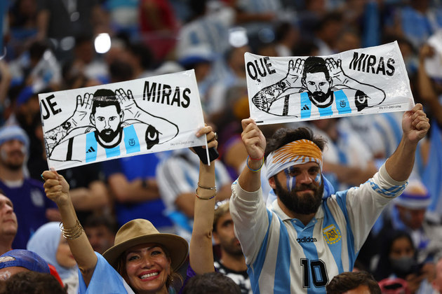 Que miras? A torcida argentina faz uma verdadeira festa nas arquibancadas do Lusail