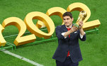 A taça já está em campo e nas mãos de ninguém mais, ninguém menos que Iker Casillas, ex-goleiro da Espanha, campeão do mundo em 2010