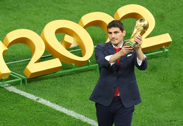 A taça já está em campo e nas mãos de ninguém mais, ninguém menos que Iker Casillas, ex-goleiro da Espanha, campeão do mundo em 2010