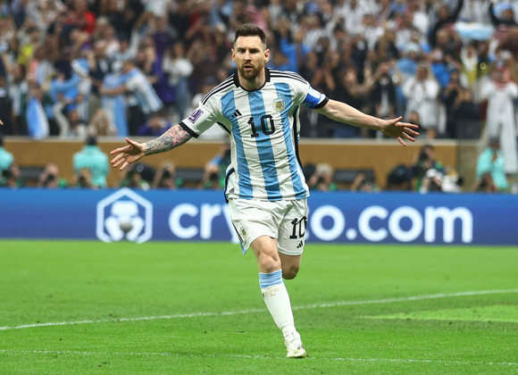 É o artilheiro da Copa de 2022! Com o gol, Messi ultrapassou Mbappé e agora tem seis na conta neste Mundial
