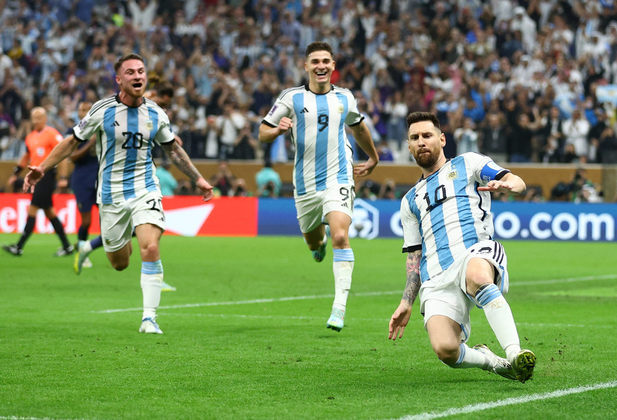 Comemora a seleção argentina! No detalhe, Messi, Julian Alvarez e MacAllister após o gol 