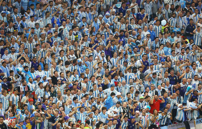 A torcida argentina não para de fazer festa nas arquibancadas