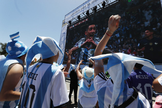 Direto de Buenos Aires, os torcedores argentinos estão alucinados nas ruas e comemoram os gols da seleção