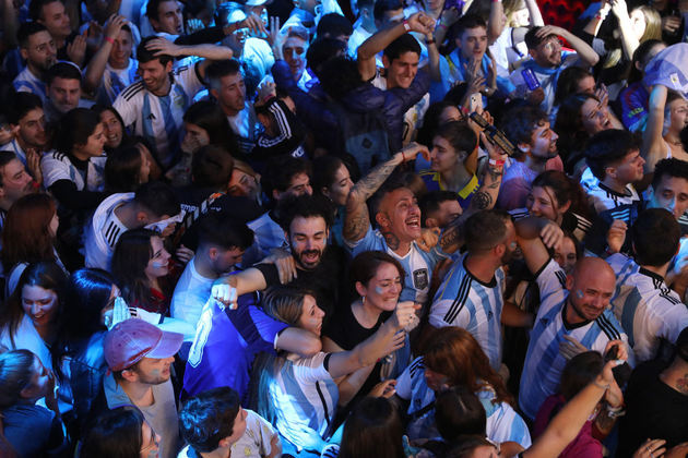 Na capital argentina, nas ruas e nos bares, a festa não para