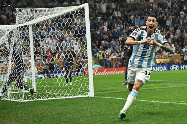 No detalhe, a comemoração de Di María depois do segundo gol da Argentina