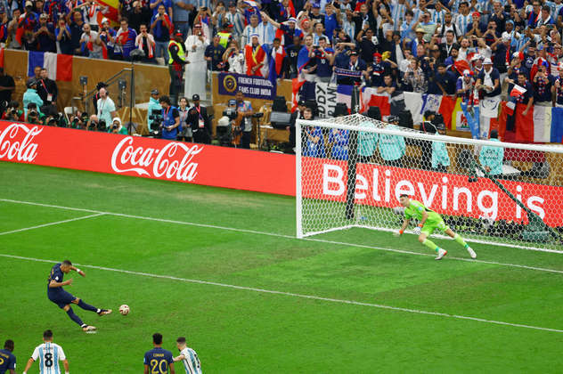 E é gol da França! Mbappé, de pênalti, diminuiu a diferença no placar. 2 a 1 Argentina