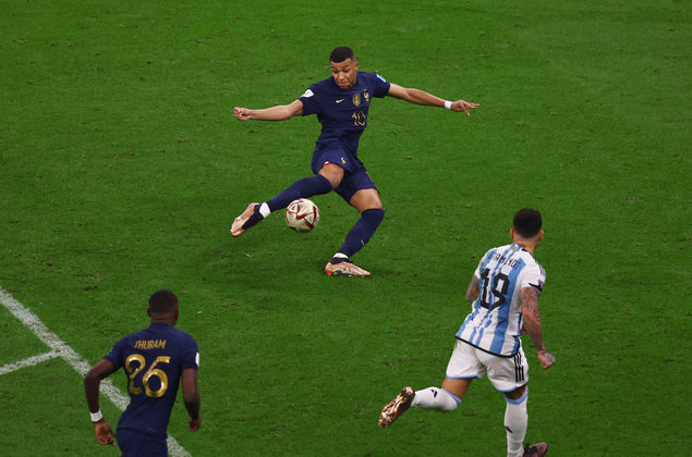 E É GOL DA FRANÇA, DE NOVO! Mbappé fez mais um e deixou tudo igual no Lusail. 2 a 2 no placar. Tem jogo ainda!