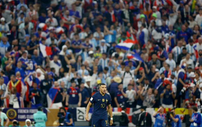 Craque é craque! O camisa 10 da França apareceu para mudar tudo no jogo