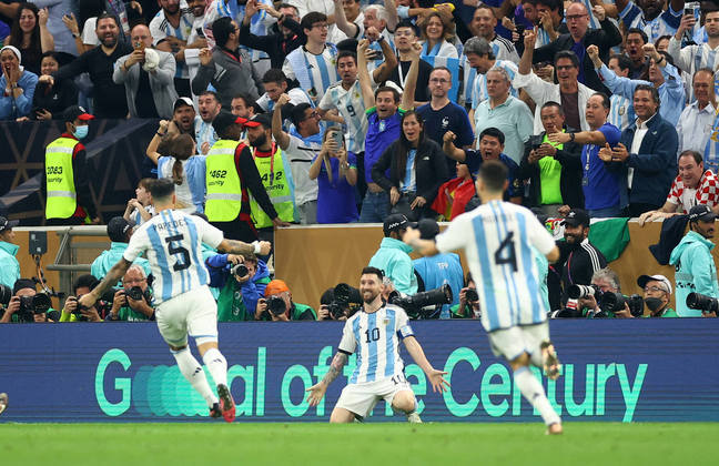 GOL DA ARGENTINA! Lionel Messi mais uma vez coloca os argentinos na frente no placar. 3 a 2 para a Argentina