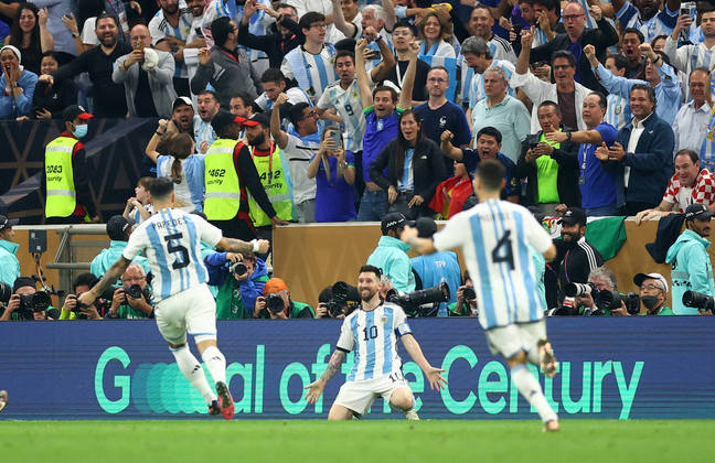 GOL DA ARGENTINA! Lionel Messi mais uma vez coloca os sul-americanos à frente no placar. 3 a 2 para a Argentina