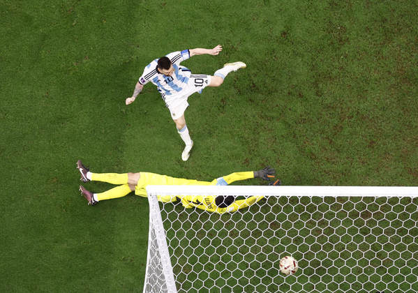 No detalhe, de cima, o gol que pode ser o do tricampeonato da Argentina